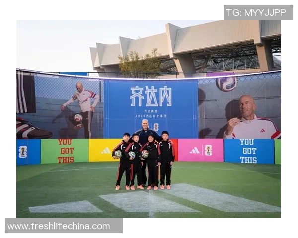 球星亲手赠送足球鞋给球迷小孩 温暖瞬间感动全场 球星亲手赠送足球鞋给球迷小孩 温暖瞬间感动全场