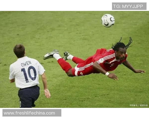 足球比赛中球星华丽接球动作展现技术与艺术完美融合瞬间 足球比赛中球星华丽接球动作展现技术与艺术完美融合瞬间