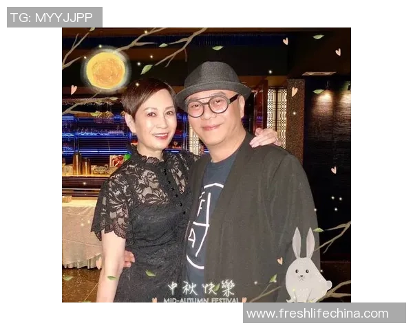 足球球星与太太甜蜜合照引热议 夫妻档闪耀全场展现浓情蜜意