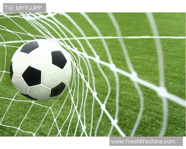 足球球星捡球瞬间的精彩背后：他们如何在赛场上展现独特的反应与敏捷